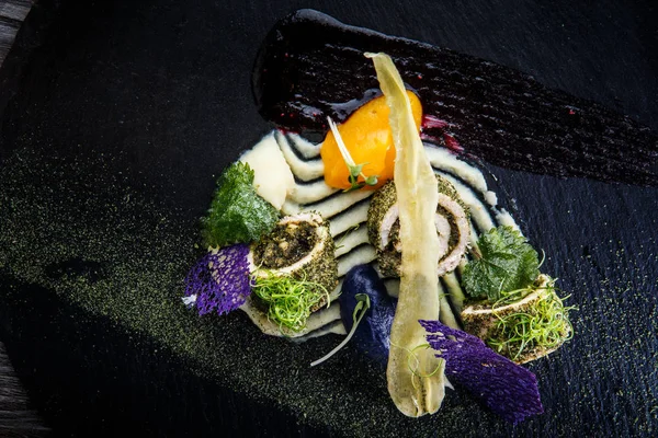 Primer plano rollos de pescado bellamente decorados rellenos de hierbas — Foto de Stock