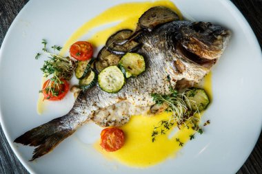 dilimlenmiş pişmiş sebze ile servis yakın çekim lezzetli balık