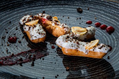 beyaz tepesi ve çikolata ile closeup lezzetli eclairs