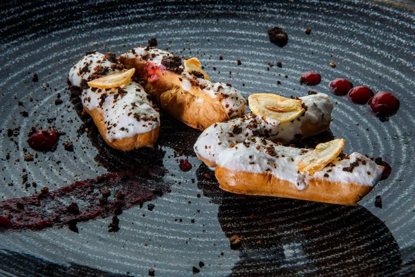 beyaz tepesi ve çikolata ile closeup lezzetli eclairs