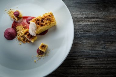 üst görünümü syrop dekorasyonlu dilimlenmiş sünger kek