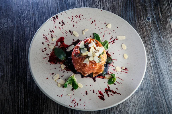 syrop, fındık ve nane ile lezzetli pişmiş elma tatlı