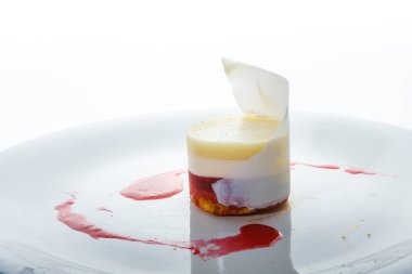 ince dekore edilmiş katmanlı berry ve krem mus tatlı