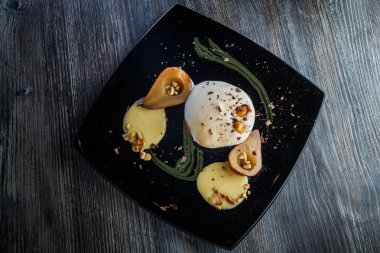 karamelize armut yarıya ile kremalı bisküvi kek üst görünümü