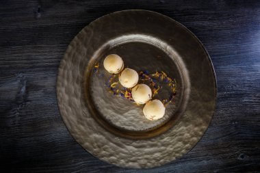 zarif bir şekilde dekore edilmiş dört küresel sünger bisküvi üst görünümü