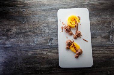 üst görünümü özel restoran meyve ve çikolata mus tatlı