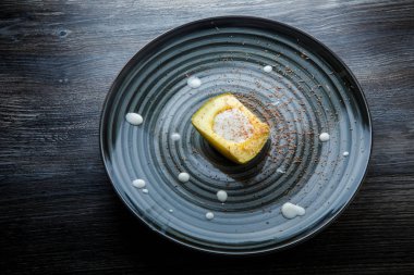 krema ve çikolata ile avokado yarım modern tatlı üst görünümü