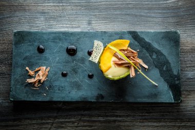 çikolata ile pişmiş avokado ince dekore tatlı üst görünümü