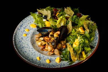 çeşitli deniz ürünleri ve salata yaprakları trendy restoran çanak üst görünümü