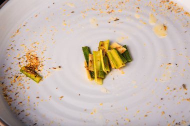 çeşitli otlar ile süslenmiş üst görünümü closeup yeşil bambu dilimleri