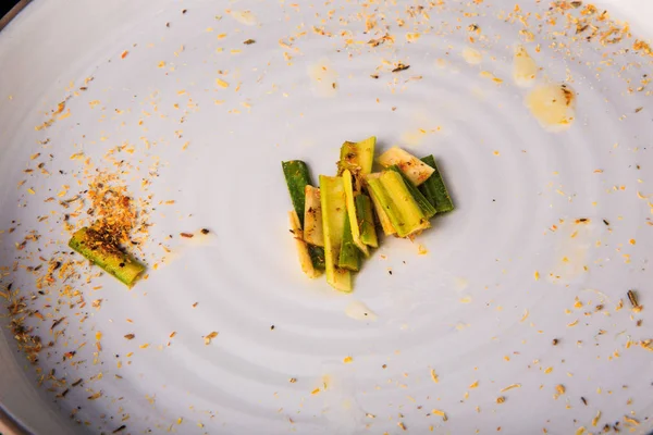 çeşitli otlar ile süslenmiş üst görünümü closeup yeşil bambu dilimleri