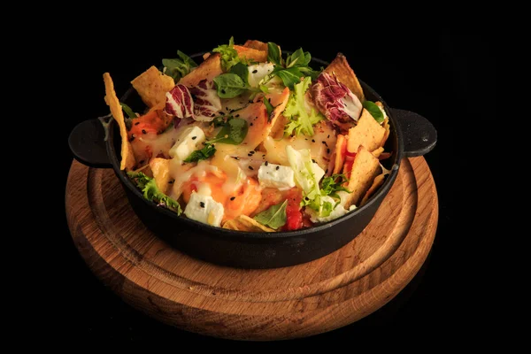 Ensalada de queso y verduras finamente decoradas sobre negro — Foto de Stock