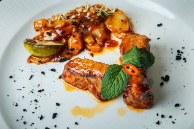 beyaz çanak üzerinde closeup ince dekore barbekü et parçaları