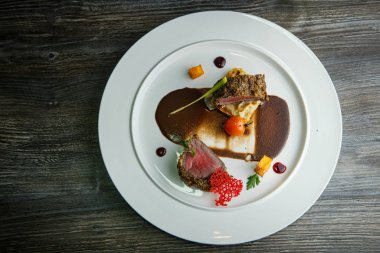 orijinal dekore edilmiş orta çiğ ızgara et parçaları üzerinde üst görünümü