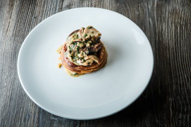 mantar ve kremalı sos ile lezzetli et julienne