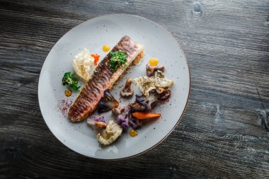 ince dekore ızgara balık fileto ve sebze üst görünümü