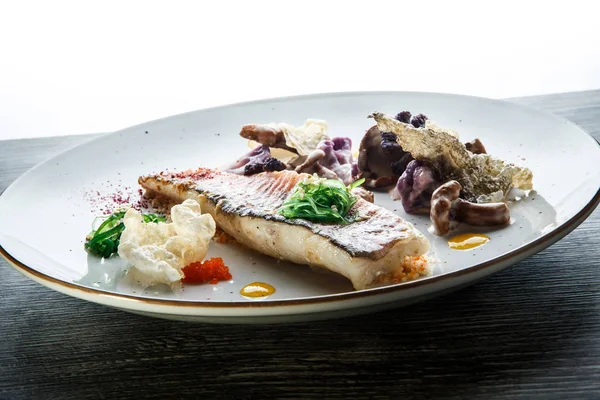 Primer plano exquisita decorado delicioso filete de pescado a la parrilla y verduras — Foto de Stock