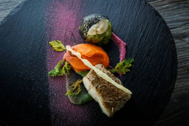 üst görünümü closeup kavrulmuş beyaz balık havuç püresi ile servis