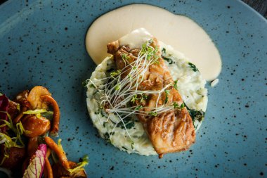 üst görünümü closeup pirinç ve mantar ile pişmiş deniz balığı