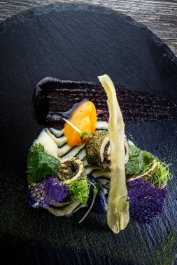 üst görünümü closeup zarif otlar ile dekore balık rulo