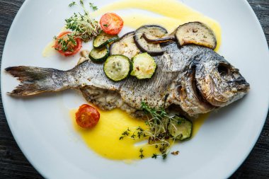 dilimlenmiş pişmiş sebze ile servis yakın çekim lezzetli pişmiş balık