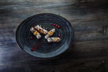 çikolata dekorasyonu ile ev yapımı eclairs üst görünümü