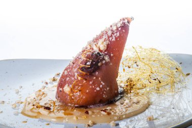 closeup pişmiş armut ince beyaz karşı karamel ile süslenmiş