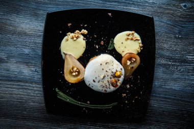 ince dekore mus kremalı bisküvi pasta üst görünümü