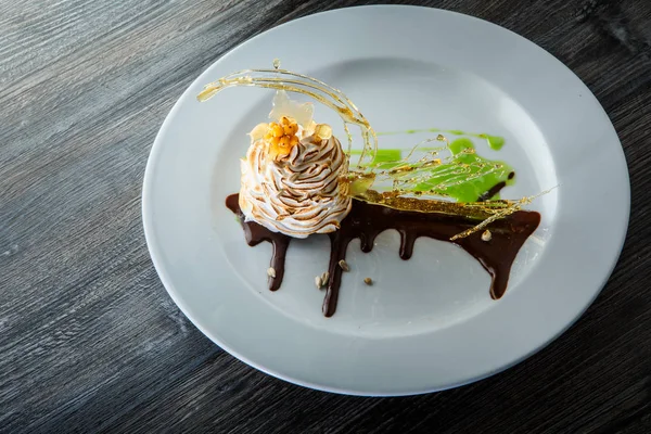 pişmiş orijinal kuğu şeklinde krem tatlı üst görünümü