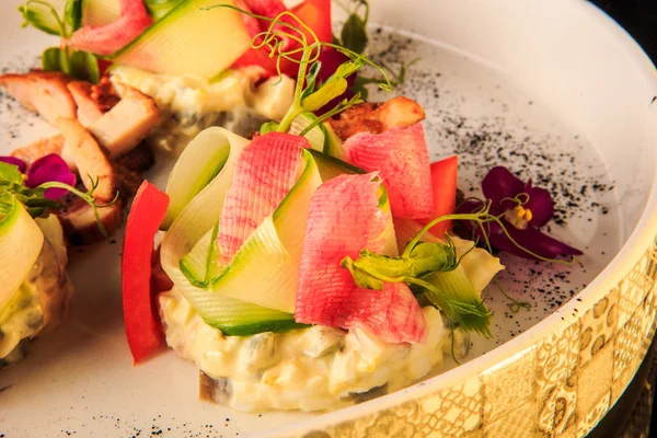 Salad kentang asli closeup dihiasi dengan sayuran dan daging asap — Stok Foto