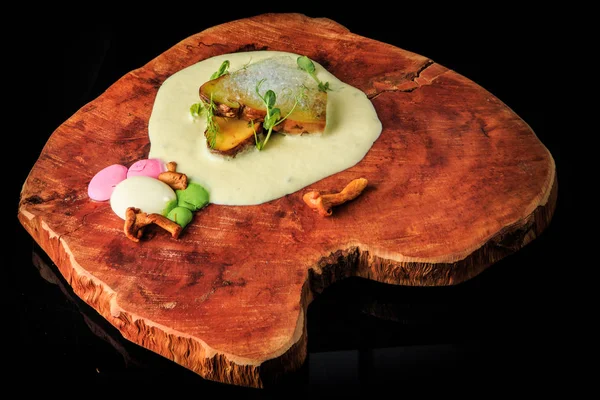 Hidangan pembuka restoran trendy jamur, saus dan sayuran — Stok Foto