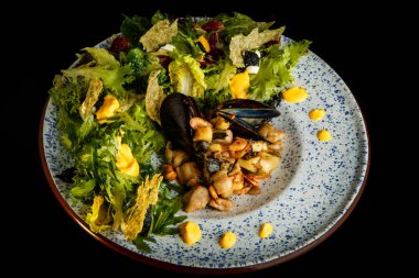 çeşitli deniz ürünleri ve salata yaprakları restoran meze üst görünümü