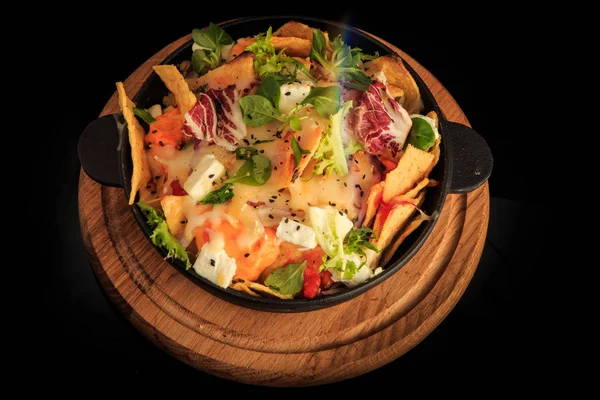Vista superior de la ensalada de queso y verduras decoradas originalmente sobre negro — Foto de Stock