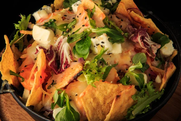 Macro vista sobre queso finamente decorado y ensalada de verduras sobre negro — Foto de Stock