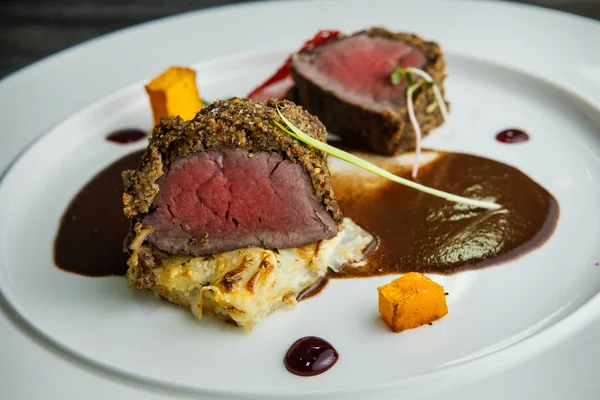 Primo piano squisito decorato medio crudo pezzi di carne alla griglia — Foto Stock