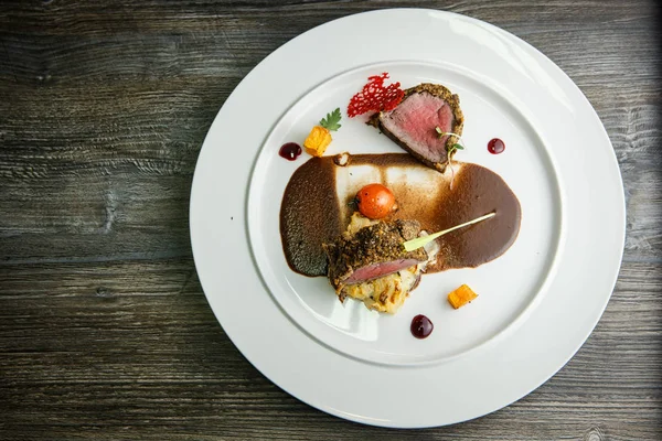 Vista superior em pedaços de carne grelhados crus médios finamente decorados — Fotografia de Stock