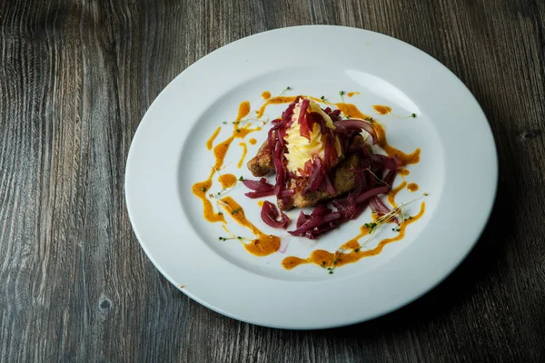 Puncak tampilan pada potongan daging panggang dengan hiasan kentang dan bawang merah — Stok Foto
