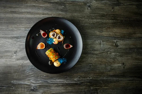 et ile doldurulmuş zarif dekore sebze rulo üst görünümü