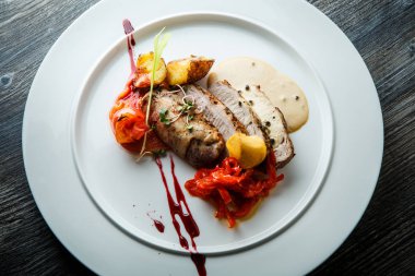 üst görünümü closeup ızgara sebze ile pişmiş et parçaları