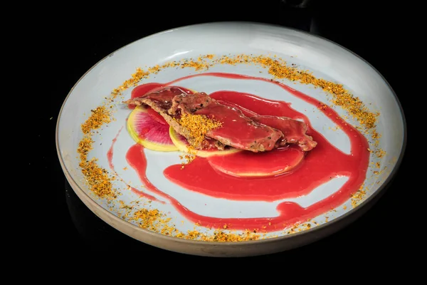 Atas tampilan irisan daging lezat di bawah saus merah dan rempah-rempah — Stok Foto