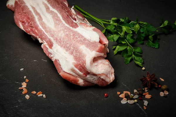 üst görünümü yakından maydanoz ile mermer çiğ et büyük parça