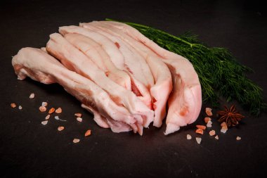 baharat ve yeşil dereotu ile servis domuz yağı uzun parçalar