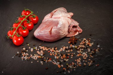 üst görünümü büyük çiğ kalp baharat ve domates ile servis