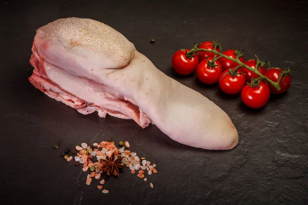 Rauwe koe tong geserveerd met kruiden en tomaten Cherry Stockfoto