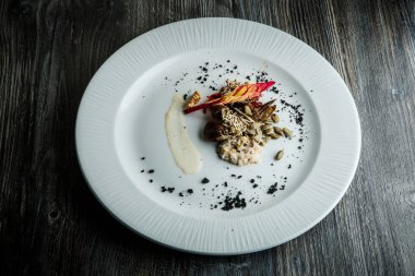 fishtail, buğday filizi, tohum ve fındık ile lezzetli salata