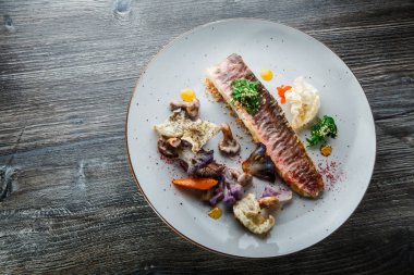 orijinal dekore edilmiş pişmiş balık fileto su fileto su fileto su ve sebze üst görünümü