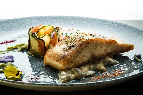 yakın çekim pişmiş deniz balık biftek kızarmış mantar servis