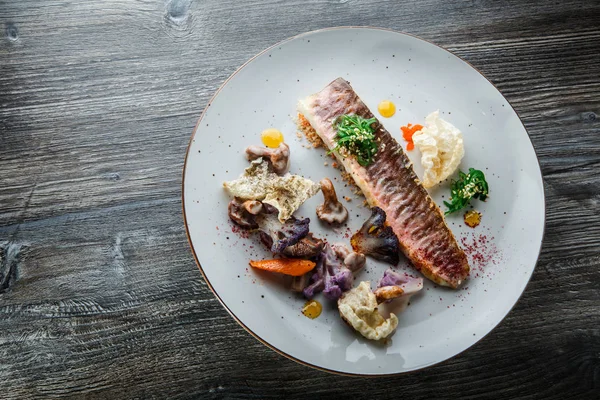 orijinal dekore edilmiş pişmiş balık fileto su fileto su fileto su ve sebze üst görünümü