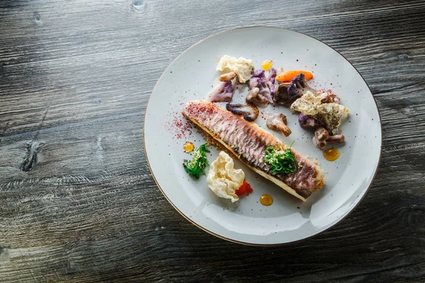 modern dekore edilmiş kavrulmuş balık filetosu ve sebze üst görünümü