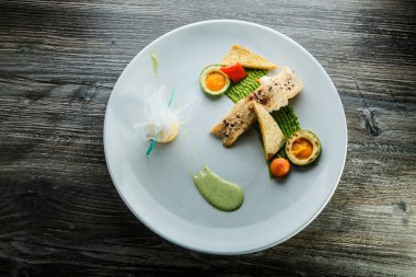 garnitür ile süslenmiş ızgara beyaz balık parçası üst görünümü